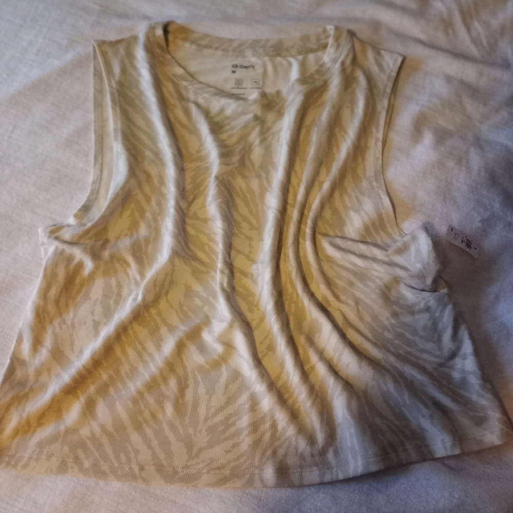 NWT GapFit Crop Top, Athletic Top - Picture 6 of 9
